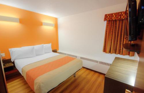 South Lethbridge Hotel | Pet-Friendly Comfort at Motel 6 in Lethbridge, AB