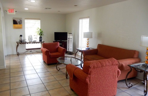 Luling Hotel | Explore Comfort at Motel 6 Luling, LA with Pool & Breakfast