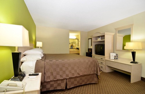 Luling Hotel | Explore Comfort at Motel 6 Luling, LA with Pool & Breakfast