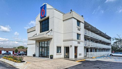 Maple Shade Hotel | Cozy Motel 6 in Maple Shade Township, NJ – Ideal for Families