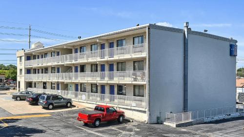 Maple Shade Hotel | Cozy Motel 6 in Maple Shade Township, NJ – Ideal for Families