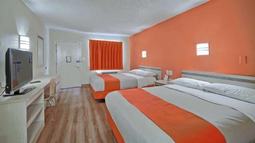 Maple Shade Hotel | Cozy Motel 6 in Maple Shade Township, NJ – Ideal for Families