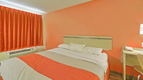 Maple Shade Hotel | Cozy Motel 6 in Maple Shade Township, NJ – Ideal for Families