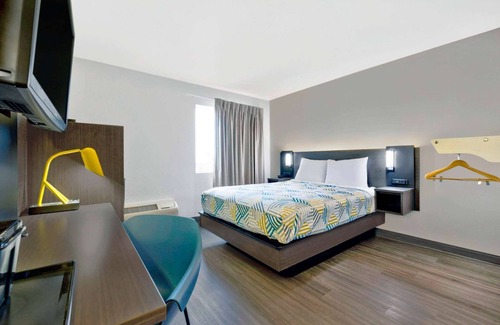 Marble Falls Hotel | Budget-Friendly Motel 6 in Marble Falls with Pool & Breakfast