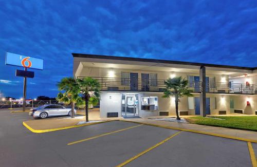 McDonough Hotel | Budget-Friendly Motel 6 in McDonough, GA - Pet Friendly!