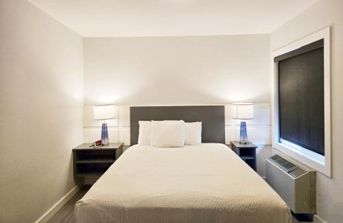 Merritt Hotel | Cozy Merritt Desert Inn: Pet-Friendly with Complimentary Breakfast
