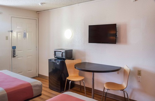 Mesquite Hotel | Budget-Friendly Stay at Motel 6 Mesquite, TX - Pool & Breakfast