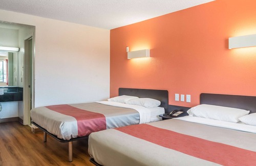 Mesquite Hotel | Budget-Friendly Stay at Motel 6 Mesquite, TX - Pool & Breakfast