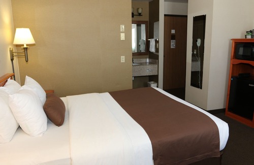 Minot Hotel | Comfortable Motel 6 Minot, ND with Pool and Hot Tub