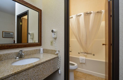 Minot Hotel | Comfortable Motel 6 Minot, ND with Pool and Hot Tub