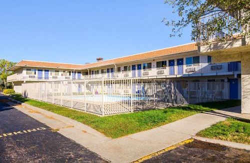 Mitchell Hotel | Comfortable Stay at Motel 6 - Pet Friendly in Mitchell, SD