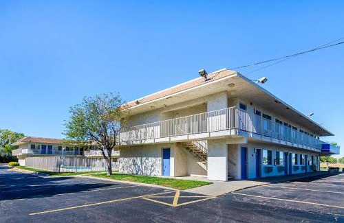 Mitchell Hotel | Comfortable Stay at Motel 6 - Pet Friendly in Mitchell, SD