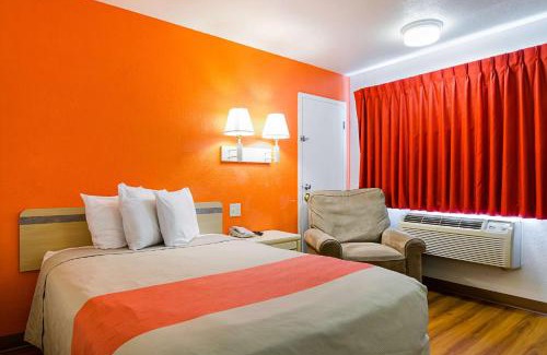 Mitchell Hotel | Comfortable Stay at Motel 6 - Pet Friendly in Mitchell, SD