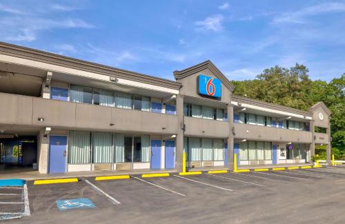 Star City Hotel | Budget-Friendly Motel 6 Morgantown with Pet Access