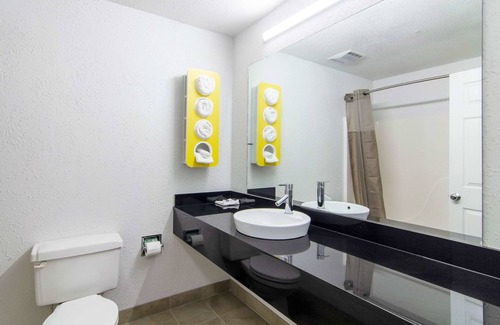 Kreole Hotel | Budget-Friendly Motel 6 in Moss Point: Family and Kitchen Amenities