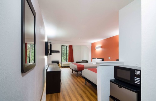 Kreole Hotel | Budget-Friendly Motel 6 in Moss Point: Family and Kitchen Amenities