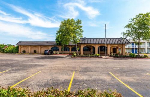 Natchitoches Hotel | Budget-Friendly Motel 6 in Natchitoches with Pool Access