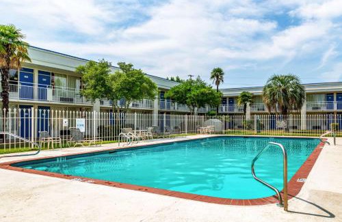 Natchitoches Hotel | Budget-Friendly Motel 6 in Natchitoches with Pool Access