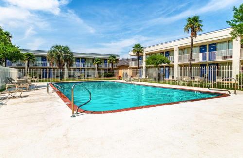 Natchitoches Hotel | Budget-Friendly Motel 6 in Natchitoches with Pool Access