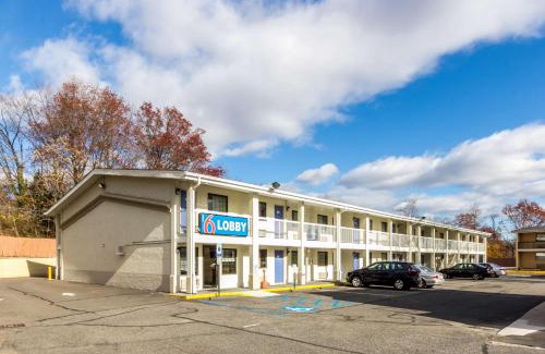 New Brunswick Hotel | Convenient Motel 6 New Brunswick: Pet-Friendly & Family Friendly