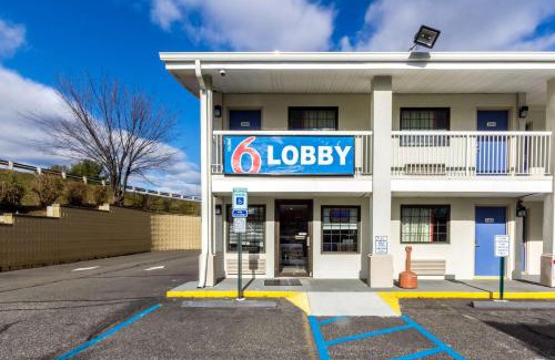 New Brunswick Hotel | Convenient Motel 6 New Brunswick: Pet-Friendly & Family Friendly