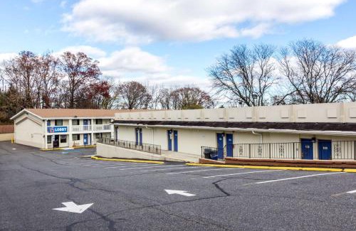 New Brunswick Hotel | Convenient Motel 6 New Brunswick: Pet-Friendly & Family Friendly