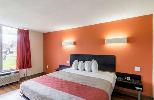 New Brunswick Hotel | Convenient Motel 6 New Brunswick: Pet-Friendly & Family Friendly