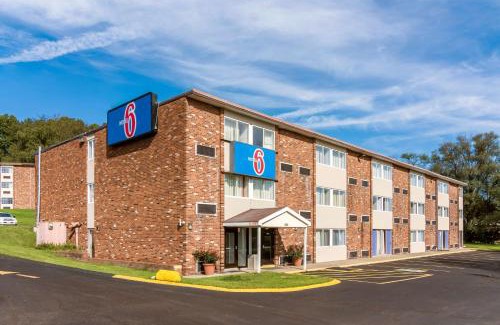 New Stanton Hotel | Pet-Friendly Stay at Motel 6 New Stanton, PA - Rated 8.1/10