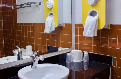 New Stanton Hotel | Budget-Friendly Motel 6 in New Stanton, PA with Breakfast