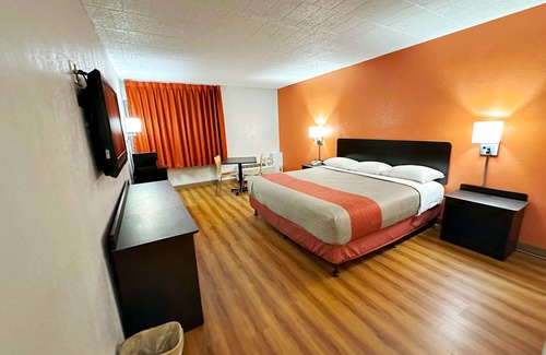 New Stanton Hotel | Budget-Friendly Motel 6 in New Stanton, PA with Breakfast