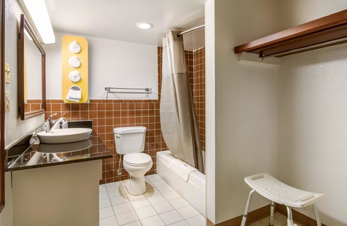 New Stanton Hotel | Budget-Friendly Motel 6 in New Stanton, PA with Breakfast