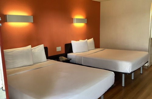East Peralta Hotel | Comfortable Motel 6 Oakland: Pool, Breakfast & More!