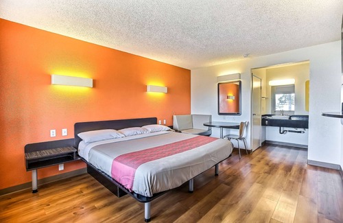 East Peralta Hotel | Comfortable Motel 6 Oakland: Pool, Breakfast & More!