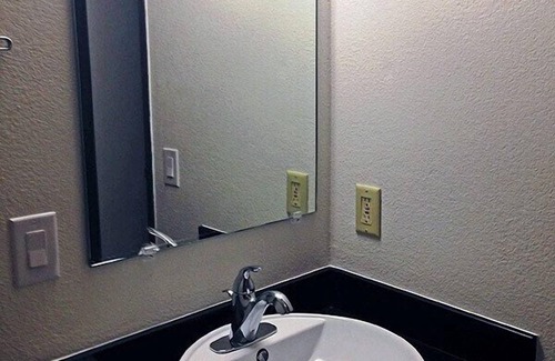 Millard Hotel | Comfortable Motel 6 Omaha: Family-Friendly with Breakfast