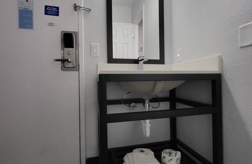 Millard Hotel | Comfortable Motel 6 Omaha: Family-Friendly with Breakfast