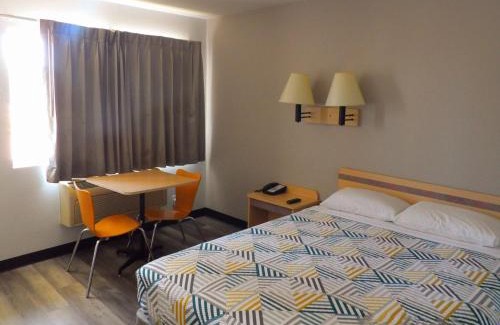 Ontario Hotel | Pet-Friendly Motel 6 in Ontario, OR with Pool Access