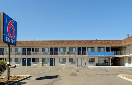 Ontario Hotel | Pet-Friendly Motel 6 in Ontario, OR with Pool Access