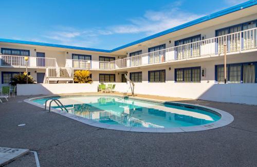 Opelousas Hotel | Pet-Friendly Motel 6 in Opelousas, LA with Pool Access