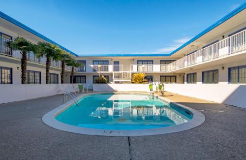Opelousas Hotel | Pet-Friendly Motel 6 in Opelousas, LA with Pool Access
