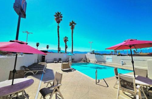 Palm Desert Hotel | Pet-Friendly Motel 6 in Palm Desert with Pool Access