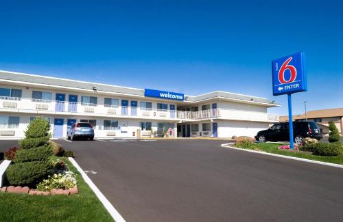 Pendleton Hotel | Welcoming Motel 6 in Pendleton, OR with Pool & Pet Options