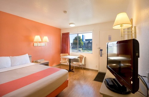 Pendleton Hotel | Budget-Friendly Motel 6 Pendleton, OR with Pool & Breakfast