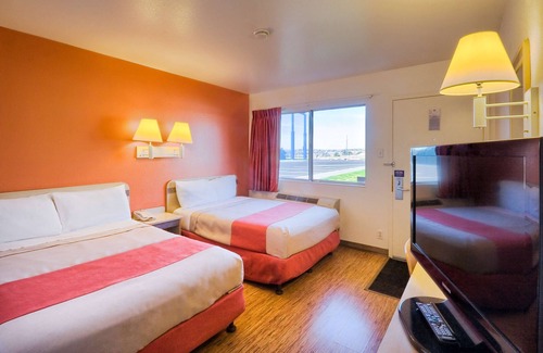 Pendleton Hotel | Budget-Friendly Motel 6 Pendleton, OR with Pool & Breakfast