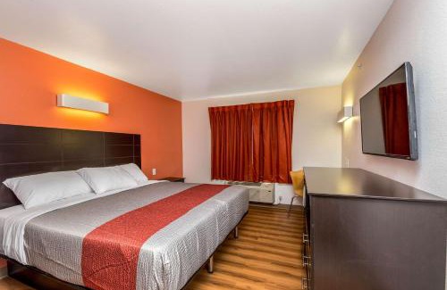 Orange Prairie Hotel | Budget-Friendly Motel 6 Peoria: Pet and Family Friendly Stay