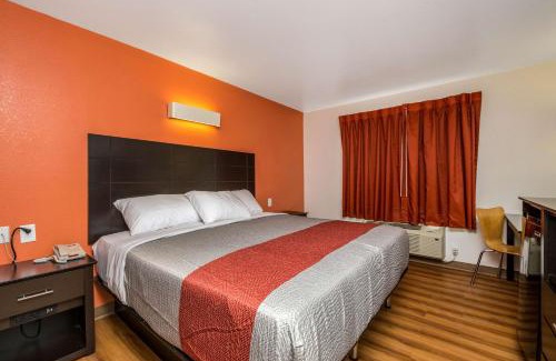 Orange Prairie Hotel | Budget-Friendly Motel 6 Peoria: Pet and Family Friendly Stay