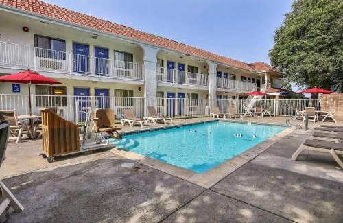 Pinole Hotel | Convenient Motel 6 in Pinole, CA – Pet Friendly & Pool Access