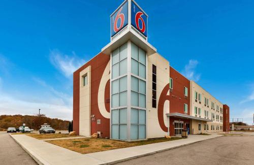 Poplar Bluff Hotel | Pet-Friendly Stay at Motel 6 in Poplar Bluff, MO