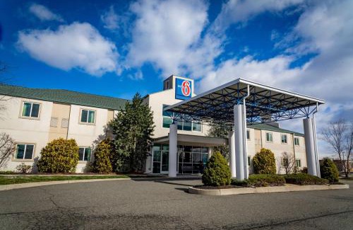Pottstown Hotel | Budget-Friendly Motel 6 in Pottstown, PA - Family & Pet Friendly