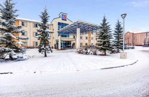 Red Deer Hotel | Pet-Friendly Comfort at Motel 6 in Red Deer, AB
