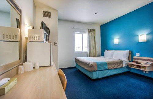 Red Deer Hotel | Pet-Friendly Comfort at Motel 6 in Red Deer, AB